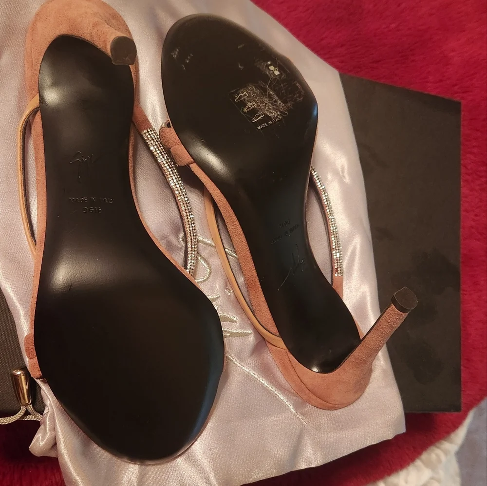 Heels - Picture 4 of 4